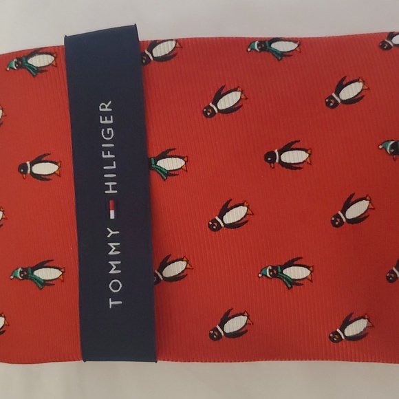 100% Silk Neck Tie Tommy Hilfiger Holiday Penguin Print Christmas Red - Picture 3 of 4